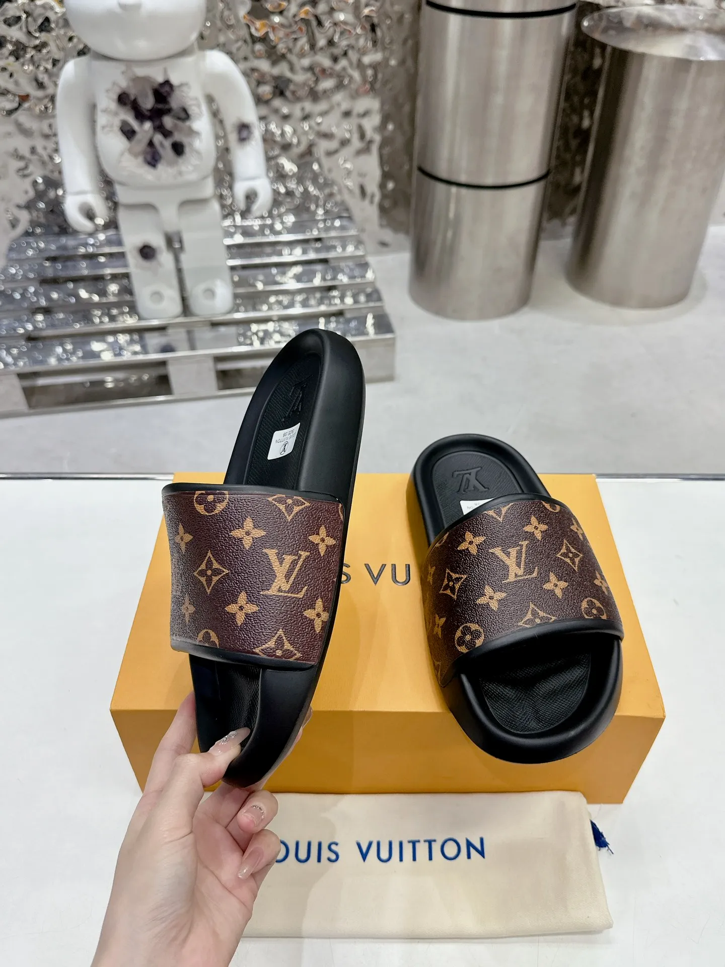 [L Home] P: 300💰 ▪️Shoe size: Women's 35-40 Men's 38-46▪️Packaging: Counter top quality~original packaging 𝟐𝟎𝟐3 New embossed slippers at Louis Vuitton counters, lv monogram embossed slippers, Waterfront sandals are back, the upper buckle is embossed with lv's iconic Monogram pattern. Made of waterproof rubber with a comfortable and resilient insole. The lightweight, flexible outsole is embossed with the Louis Vuitton logo. ▪️Fabric: Original molded rubber foam surface ▪️Technology: embossed logo ▪️Sole: Original molded rubber foam outsole ▪️Sole thickness: 3CM.